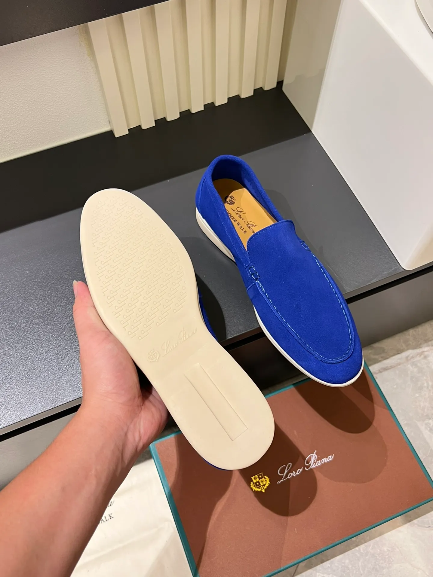 Men's shoes 💰p360 "Loro men's shoes 💰pian'*" Classic L men's shoes for couples 💰p Top version British flat loafers, a must-have item in old money style, the minimalist design is eye-catching and durable, a plus point for dressing The soft foot feel and texture are outstanding. They don’t scratch your feet and are very nice. They are matched with soft and waxy soles. They can be worn daily for a long time without getting tired. They are easy to wear, versatile and classic items, with perfect foot feel and texture! Imported cashmere fabric, the lining is made of imported A-grade water-dyed cow lining, the top version of the genuine leather midsole is sewn with pure handmade mark thread! Size: Female 35-40 (34. Customized) Male 38-44 (45.46. Customized)